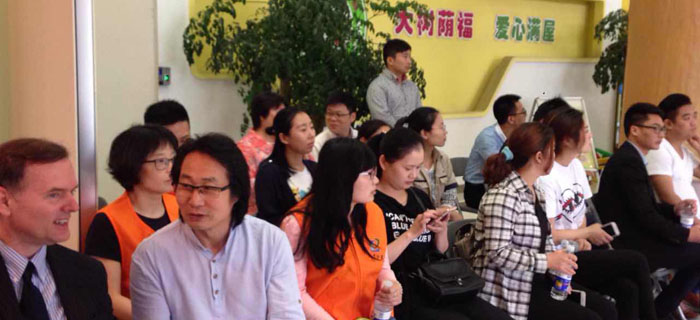劉潭服裝六一送溫暖