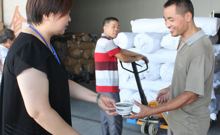 劉潭服裝：夏日送清涼  關(guān)愛裝貨員工