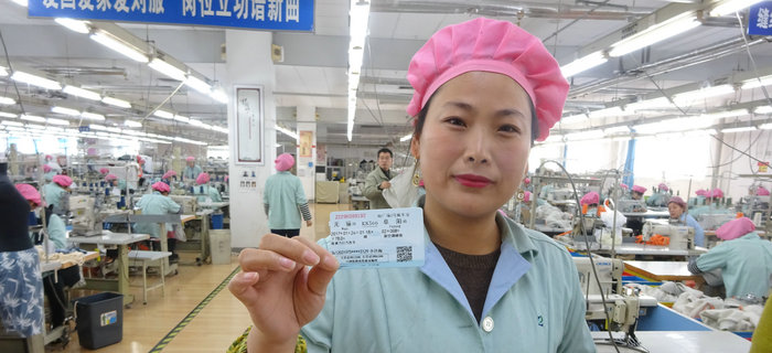 劉潭服裝工會(huì)為返鄉(xiāng)員工代購(gòu)車(chē)票，讓員工過(guò)上放心年