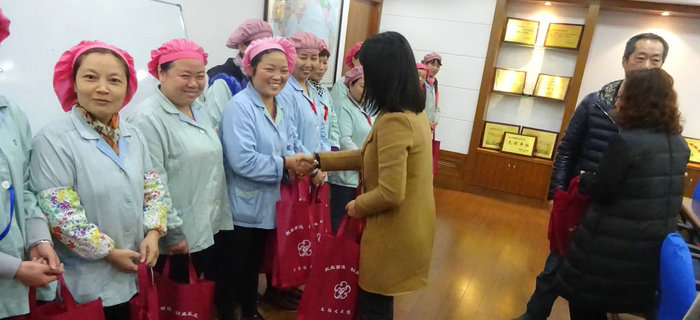 劉潭服裝：關(guān)注外來務(wù)工人員 彰顯企業(yè)人文關(guān)懷