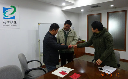劉潭服裝舉辦“扶貧幫困送溫暖”活動(dòng)，慰問企業(yè)困難職工