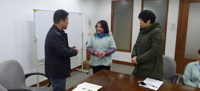 劉潭服裝舉辦“扶貧幫困送溫暖”活動(dòng)，慰問企業(yè)困難職工