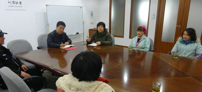 劉潭服裝舉辦“扶貧幫困送溫暖”活動(dòng)，慰問企業(yè)困難職工