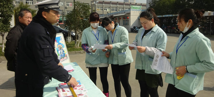 劉潭服裝安全和健康教育，解決因地鐵施工帶來的出行不便問題