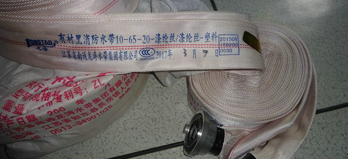 近日，劉潭服裝安全辦對(duì)生產(chǎn)區(qū)域消防設(shè)備進(jìn)行全面檢查更新