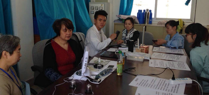 劉潭服裝團總支部特邀中醫(yī)為全體員工進行”治未病“義診
