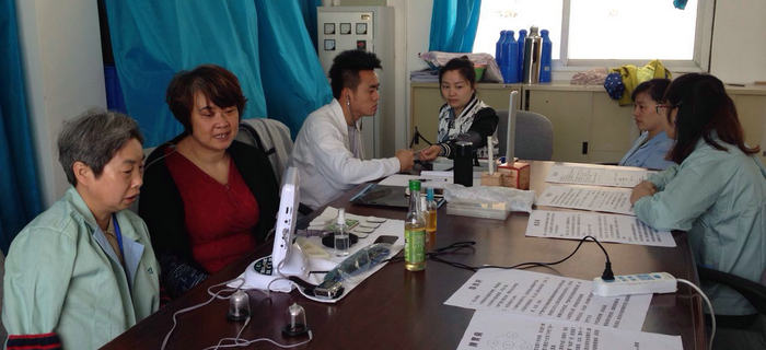 劉潭服裝團總支部特邀中醫(yī)為全體員工進行”治未病“義診