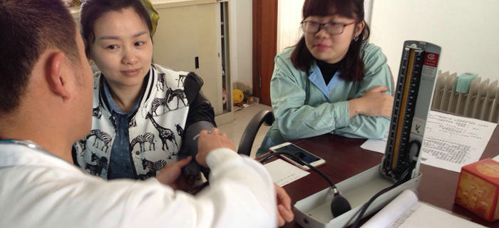 劉潭服裝團總支部特邀中醫(yī)為全體員工進行”治未病“義診