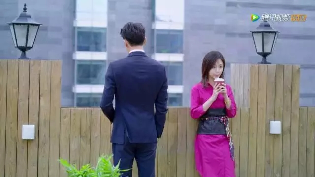 劉潭服裝：《狐貍的夏天》，帶你看譚松韻開掛的衣品