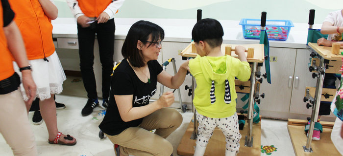 六一前夕，劉潭服裝志愿者走進兒童福利院開展送愛心活動