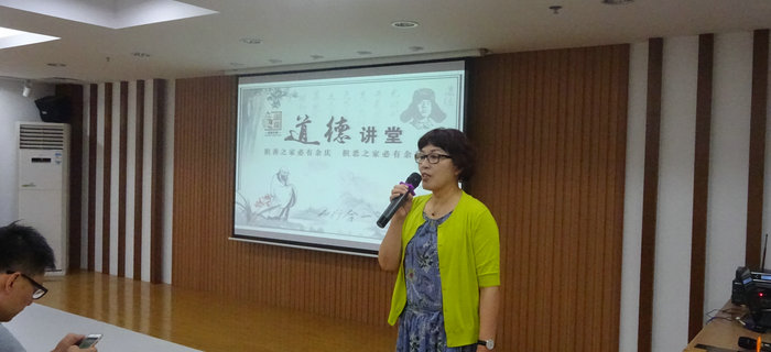 劉潭服裝舉辦紀(jì)念建黨96周年暨“紅色之旅”黨員演講活動(dòng)