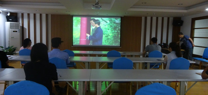 劉潭服裝舉辦紀(jì)念建黨96周年暨“紅色之旅”黨員演講活動(dòng)