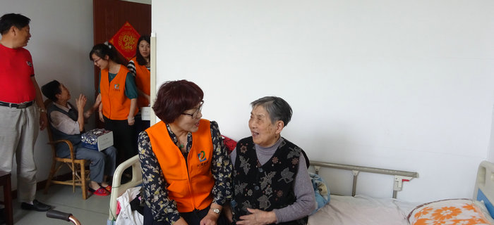 劉潭服裝志愿者團(tuán)隊(duì)聯(lián)袂前往五河養(yǎng)老院展開慰問活動(dòng)