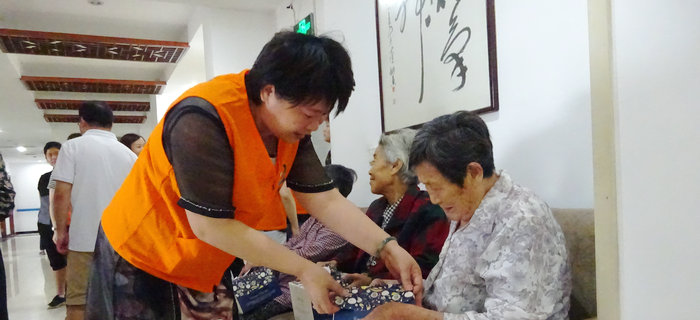 劉潭服裝志愿者團(tuán)隊(duì)聯(lián)袂前往五河養(yǎng)老院展開慰問活動(dòng)