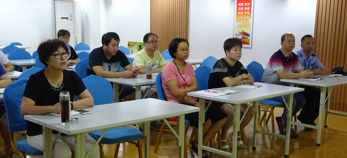 劉潭服裝召開砥礪奮進(jìn)，以優(yōu)異的成績向十九大獻(xiàn)禮黨員大會