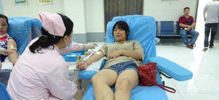 劉潭服裝組織員工義務(wù)獻(xiàn)血愛心公益活動(dòng)