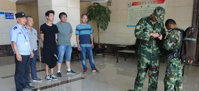 劉潭消防中隊(duì)來(lái)劉潭服裝進(jìn)行消防設(shè)備現(xiàn)場(chǎng)培訓(xùn)