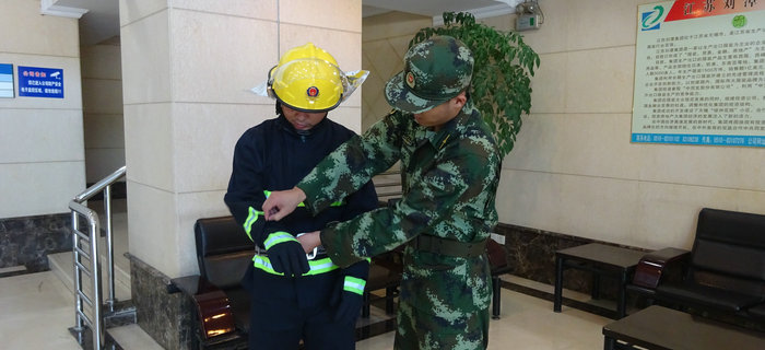 劉潭消防中隊(duì)來(lái)劉潭服裝進(jìn)行消防設(shè)備現(xiàn)場(chǎng)培訓(xùn)