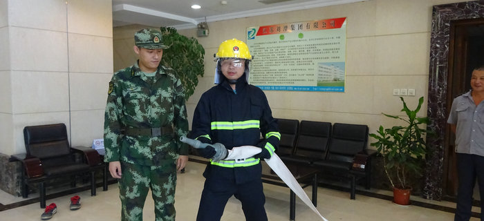 劉潭消防中隊(duì)來(lái)劉潭服裝進(jìn)行消防設(shè)備現(xiàn)場(chǎng)培訓(xùn)