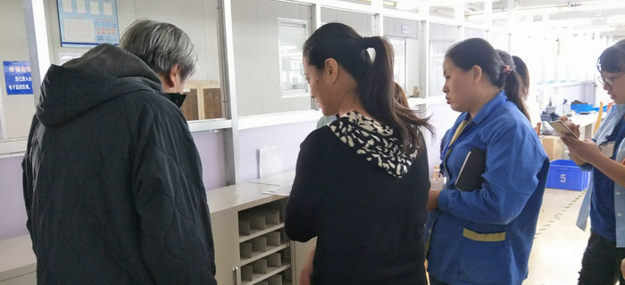 劉潭服裝邀請(qǐng)專(zhuān)家孫陸宇教授對(duì)生產(chǎn)加工管理進(jìn)行現(xiàn)場(chǎng)指導(dǎo)