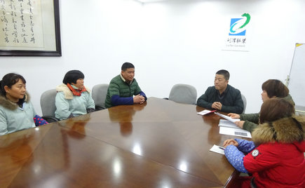 劉潭服裝舉辦“扶貧幫困”慰問活動，向廠困難職工送溫暖