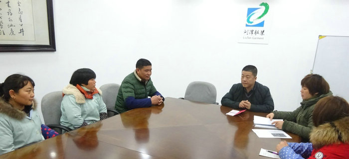 劉潭服裝舉辦“扶貧幫困”慰問活動，向廠困難職工送溫暖