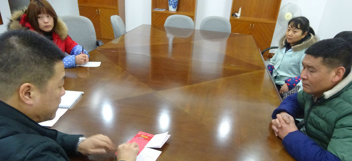 劉潭服裝舉辦“扶貧幫困”慰問活動，向廠困難職工送溫暖