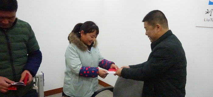劉潭服裝舉辦“扶貧幫困”慰問活動，向廠困難職工送溫暖