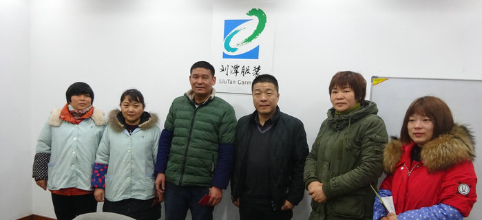 劉潭服裝舉辦“扶貧幫困”慰問活動，向廠困難職工送溫暖