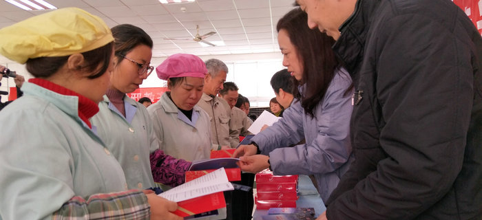劉潭服裝：“法潤梁溪，情系民工”活動，營造良好用工環(huán)境