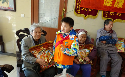 劉潭服裝志愿團(tuán)隊(duì)攜手小志愿者前往五河養(yǎng)老院進(jìn)行新春慰問(wèn)