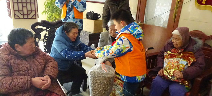 劉潭服裝志愿團(tuán)隊攜手小志愿者前往五河養(yǎng)老院進(jìn)行新春慰問
