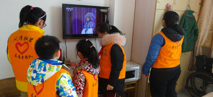 劉潭服裝志愿團(tuán)隊攜手小志愿者前往五河養(yǎng)老院進(jìn)行新春慰問