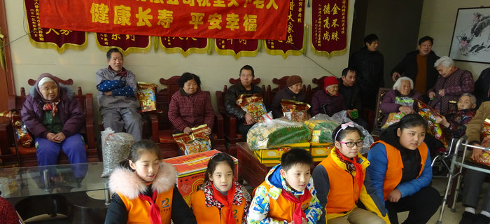 劉潭服裝志愿團(tuán)隊攜手小志愿者前往五河養(yǎng)老院進(jìn)行新春慰問