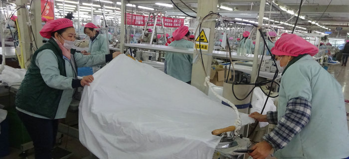 劉潭服裝服裝車間進(jìn)行機(jī)械“大保養(yǎng)”，過(guò)干凈安全的新年