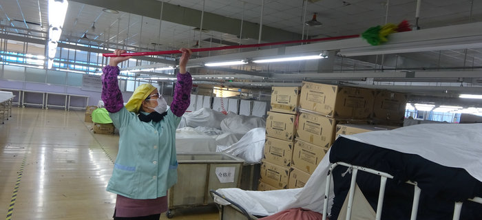 劉潭服裝服裝車間進(jìn)行機(jī)械“大保養(yǎng)”，過(guò)干凈安全的新年