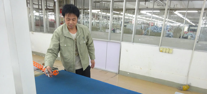 劉潭服裝服裝車間進(jìn)行機(jī)械“大保養(yǎng)”，過(guò)干凈安全的新年