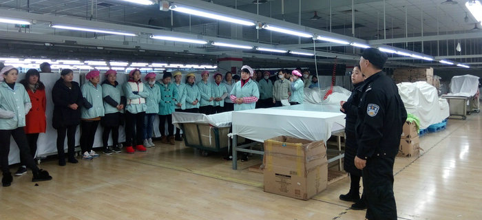 劉潭服裝安全管理員深入車間進行節(jié)后復工安全生產教育培訓