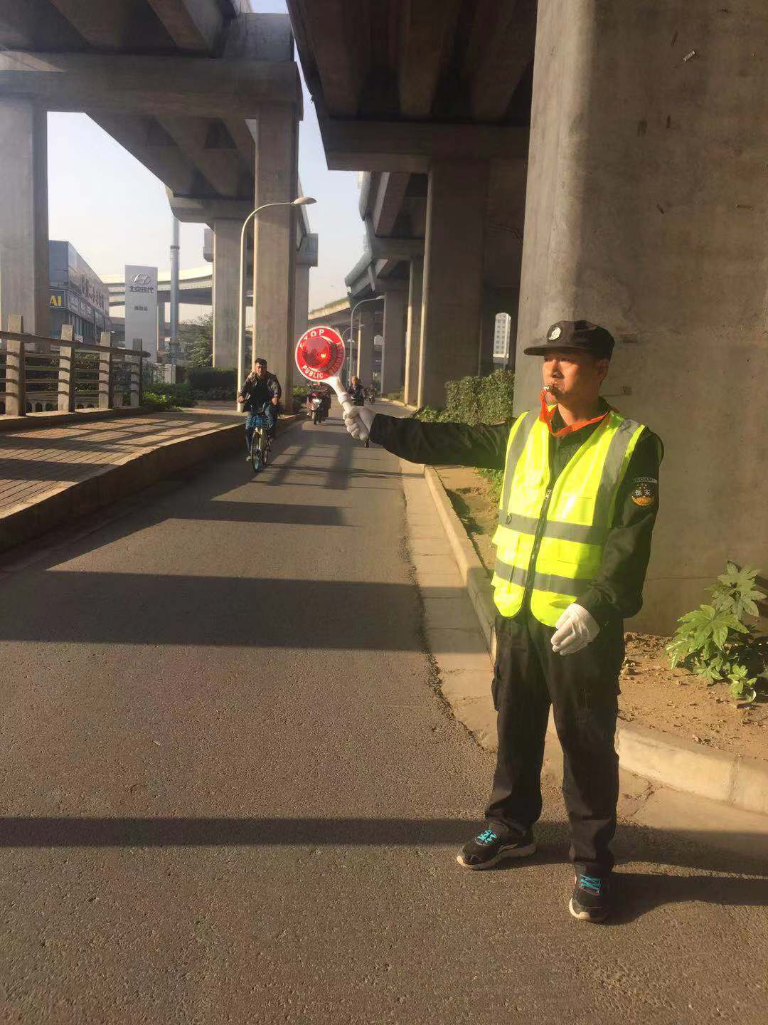 平安出行崗——?jiǎng)⑻斗b廠為您安全出行保駕護(hù)航 平安出行崗——?jiǎng)⑻斗b廠為您安全出行保駕護(hù)航