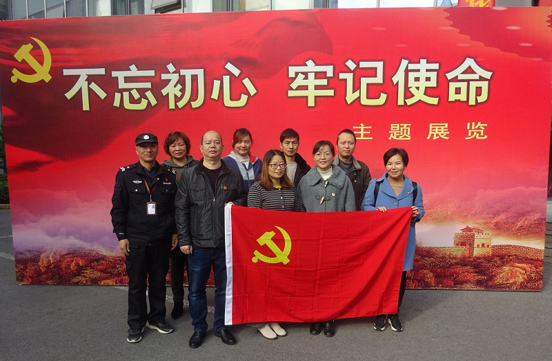 劉潭服裝深入開展教育實(shí)踐，接受革命傳統(tǒng)教育