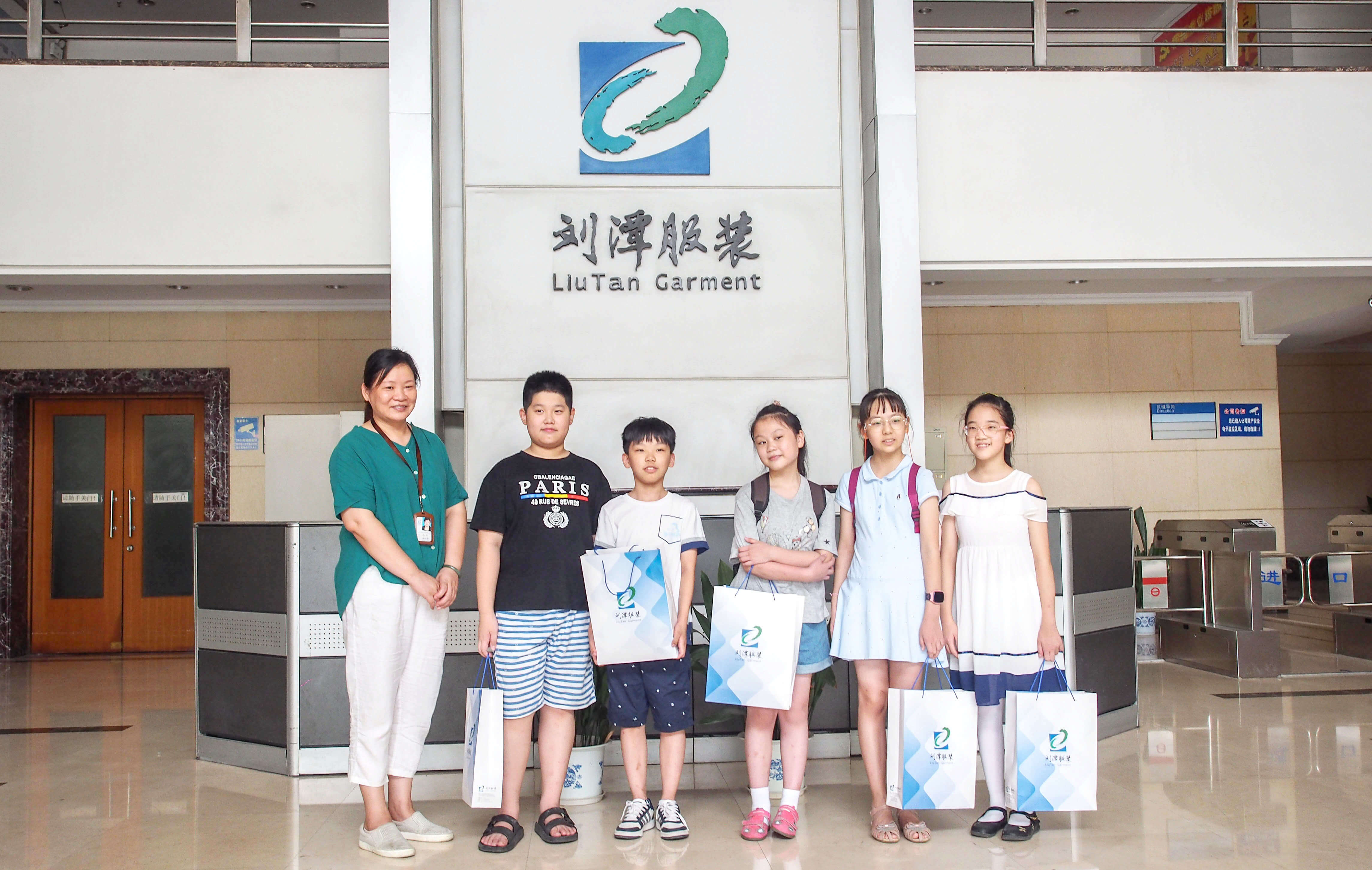 雛鷹假日小隊走進(jìn)劉潭服裝廠“尋訪小康之路”