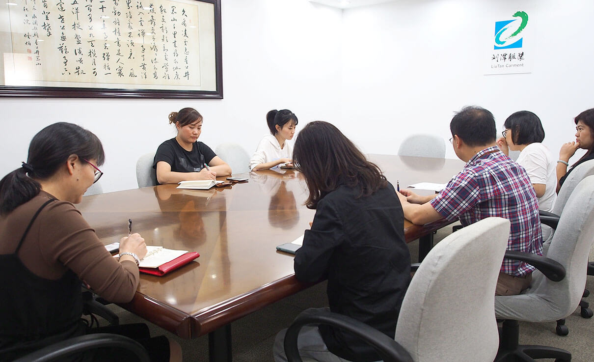劉潭服裝預(yù)備黨員湯亞麗同志轉(zhuǎn)正會(huì)議