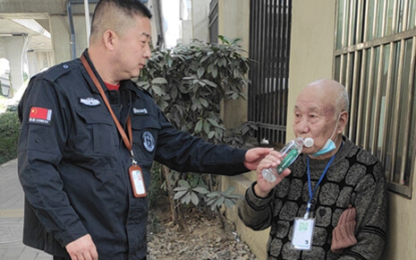 助人為樂新風尚，品德高尚劉潭人