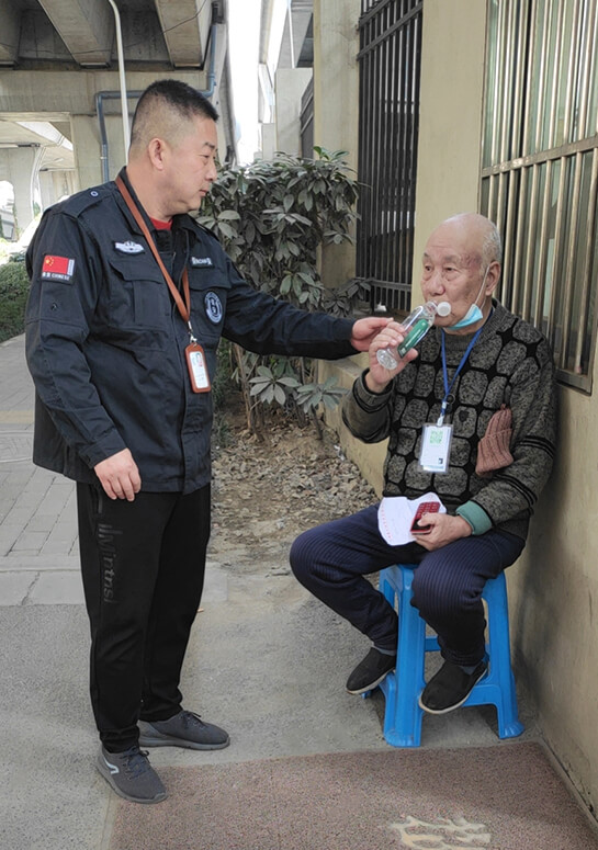 劉潭服裝助人為樂(lè)
