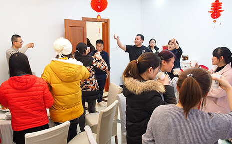 就地過年一樣溫暖，劉潭服裝廠請外地留宿職工吃年夜飯