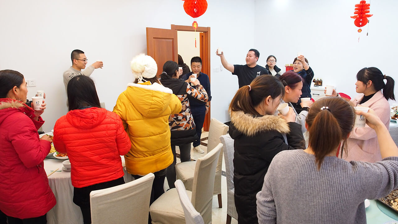 就地過年一樣溫暖，劉潭服裝廠請外地留宿職工吃年夜飯