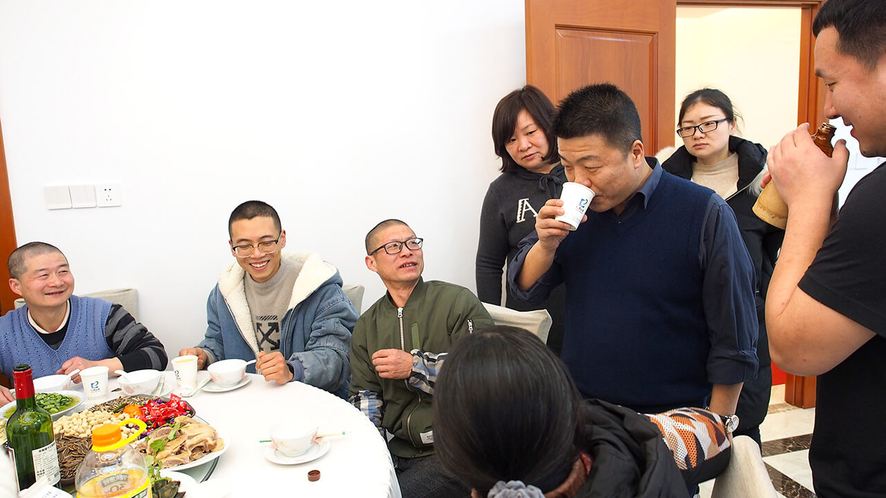 就地過年一樣溫暖，劉潭服裝廠請外地留宿職工吃年夜飯