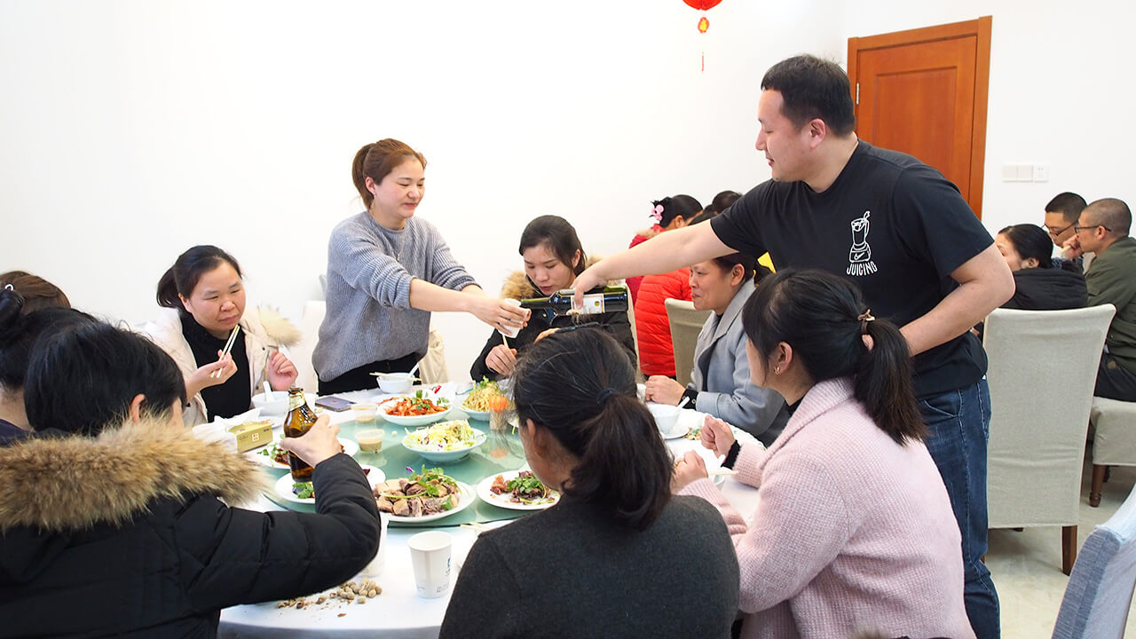 就地過年一樣溫暖，劉潭服裝廠請外地留宿職工吃年夜飯