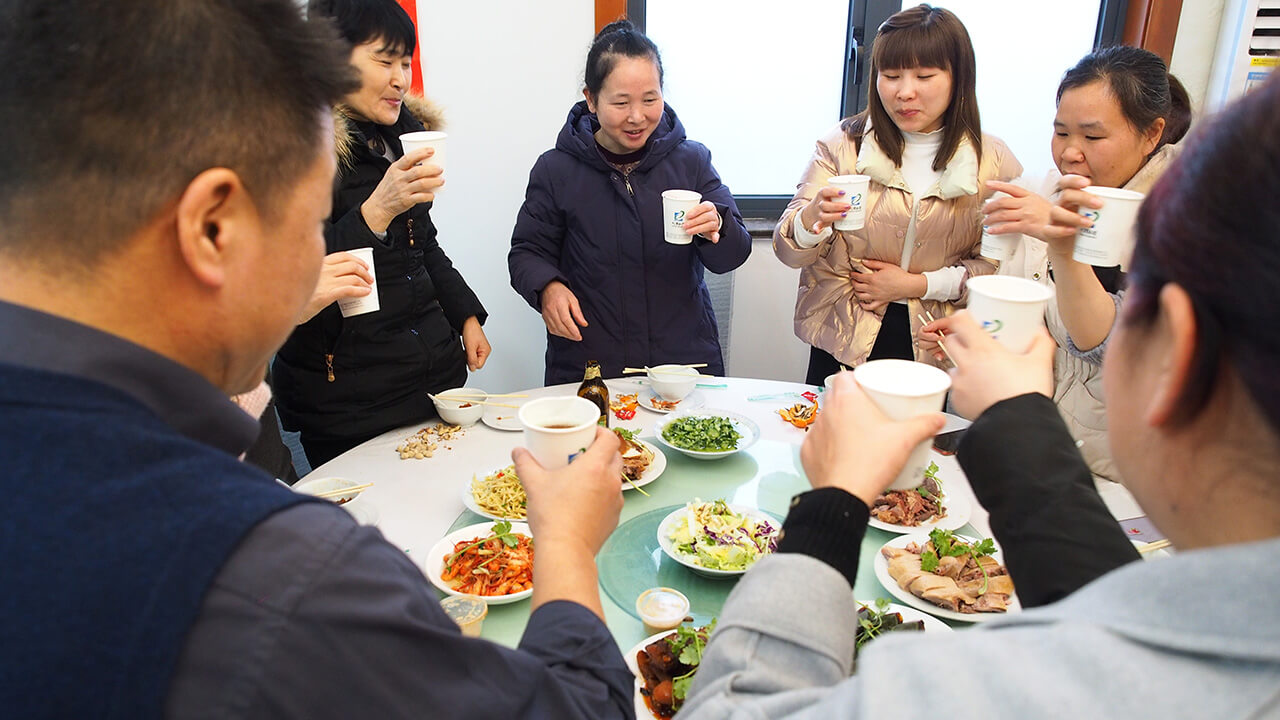 就地過年一樣溫暖，劉潭服裝廠請外地留宿職工吃年夜飯