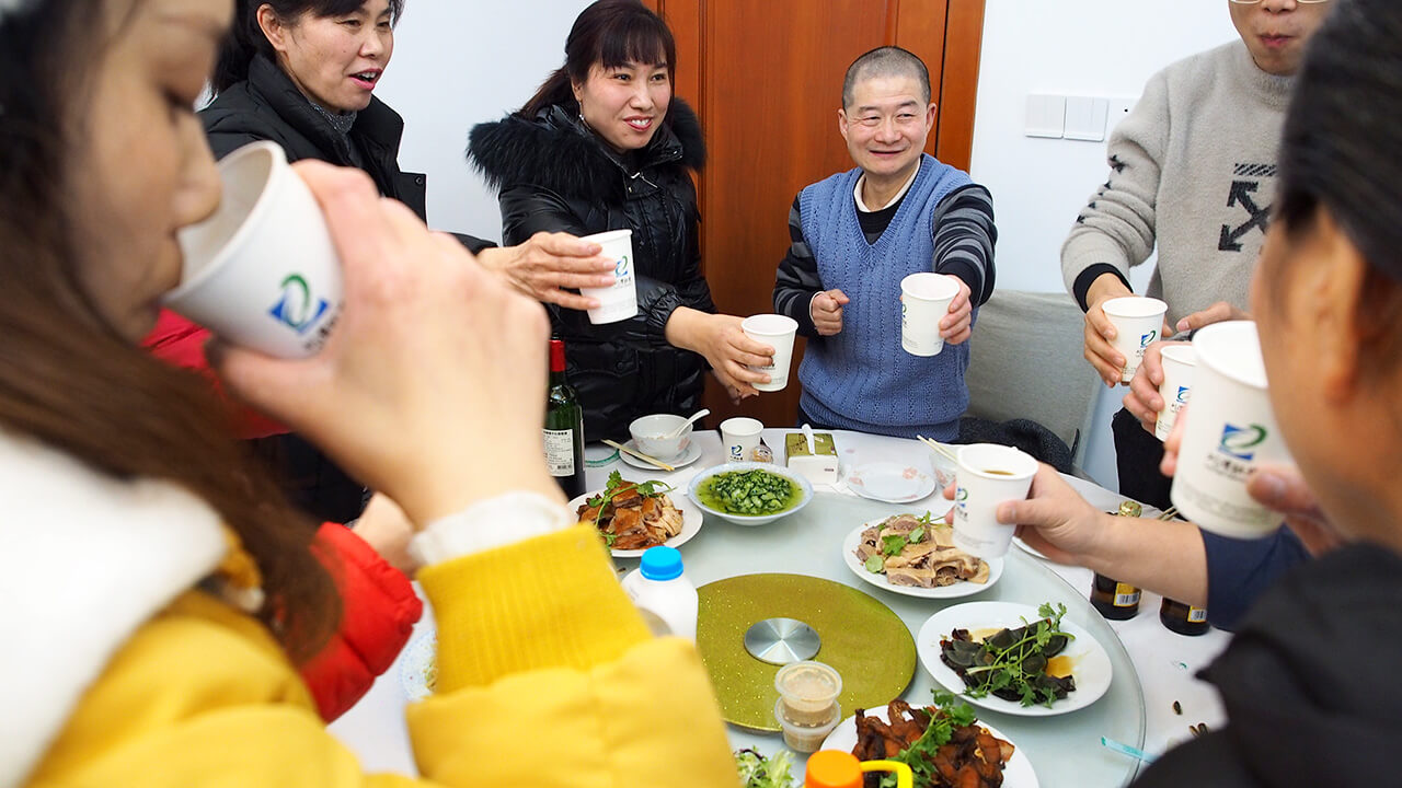 就地過年一樣溫暖，劉潭服裝廠請外地留宿職工吃年夜飯